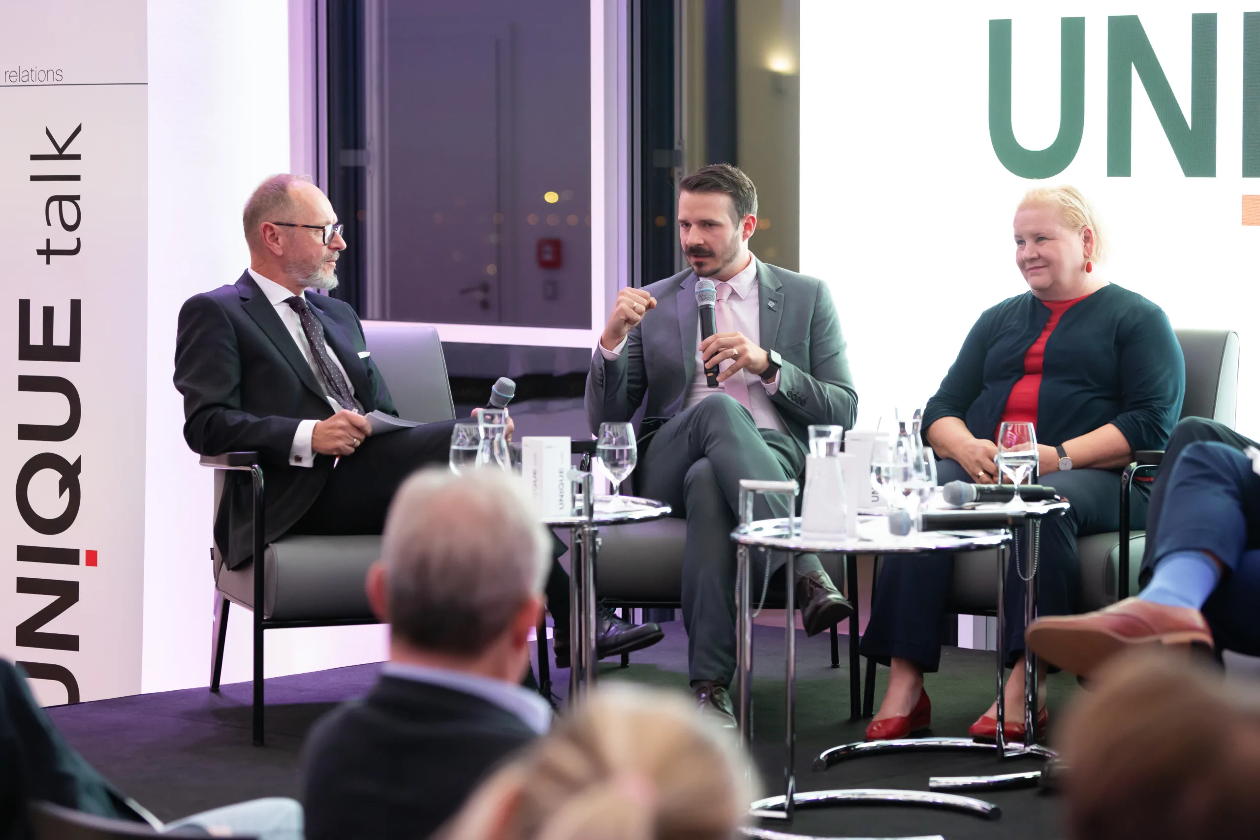 Dr. Benjamin Glaser im Austausch mit Gesundheitsministerin Korinna Schumann beim UNIQUE Talk Gesundheitspolitik 2030